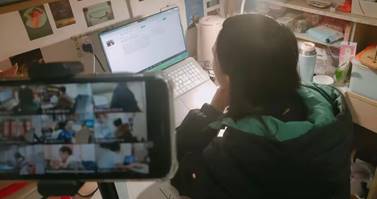 人在玩电脑中度可信度描述已自动生成 人在玩电脑中度可信度描述已自动生成