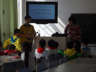 外国语志愿者深入小学课堂，体验英语老师精彩45分钟