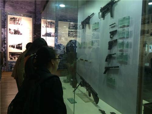 外国语学院研究生党支部开展纪念中国人民抗日战争暨世界反法西斯胜利70周年活动