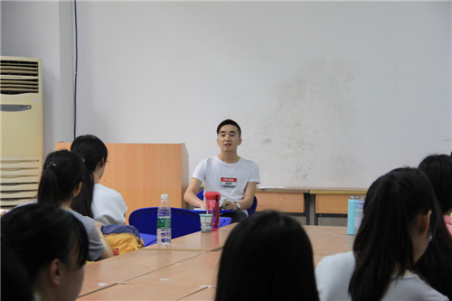 外国语学院“两学一做”系列活动——书记讲党课，同志受益多！