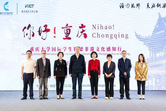 一群人站在一起描述已自动生成 一群人站在一起描述已自动生成