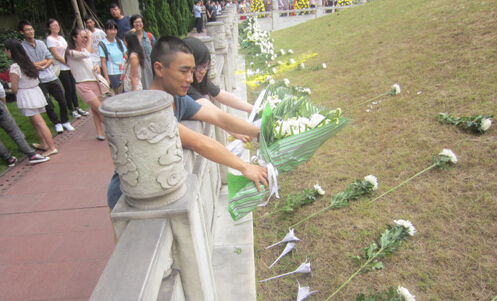 【缅怀先烈，祭奠先贤】重庆大学外国语学院组织参与首个“烈士纪念日”活动